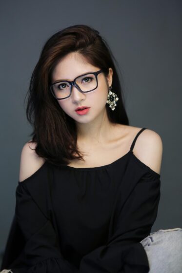 Hình ảnh một gái xinh đeo kính, thể hiện sự cá nhân hóa và sự sáng tạo