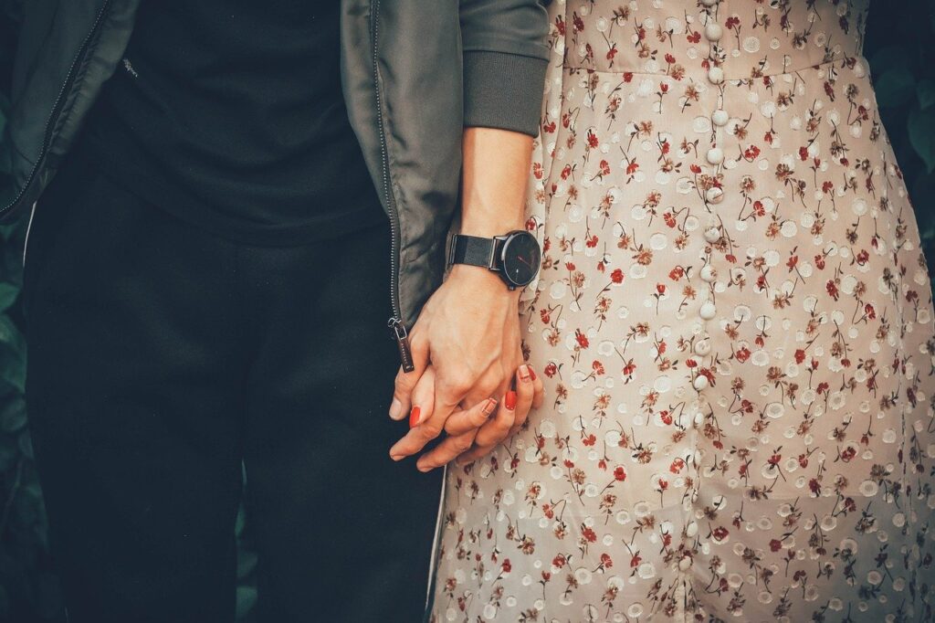 Khi nắm tay nhau, thời gian trôi qua nhưng tình yêu vẫn nguyên vẹn và mãnh liệt.