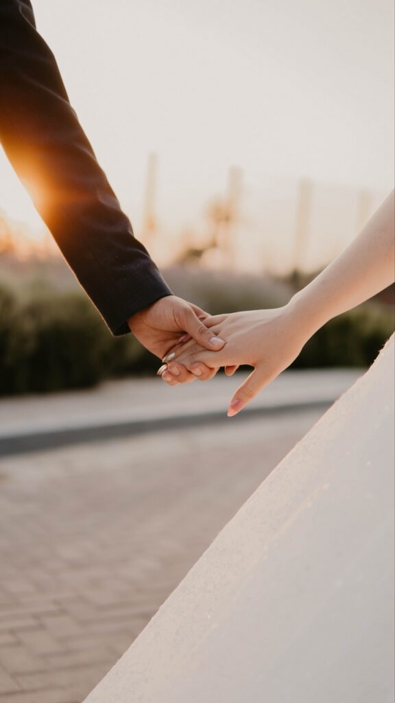 Tình yêu như một sợi dây vững chắc, khiến chúng ta luôn nắm tay nhau.
