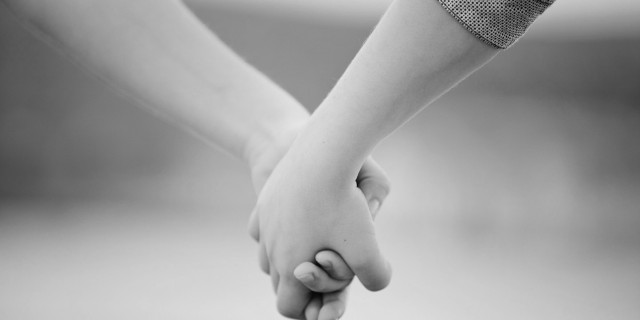Cử chỉ nắm tay trong hình ảnh này thể hiện sự gắn kết và lòng trung thành giữa hai người bạn