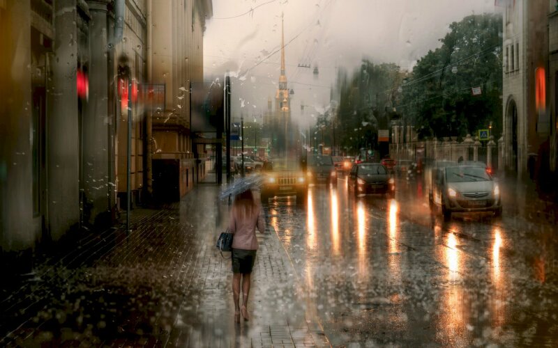 Sự nhẹ nhàng và sự thanh thoát của những cô gái trong bức ảnh khi đi dưới mưa.
